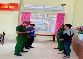 Khởi tố giám đốc doanh nghiệp sang chiết 212 bao đường nghi giả