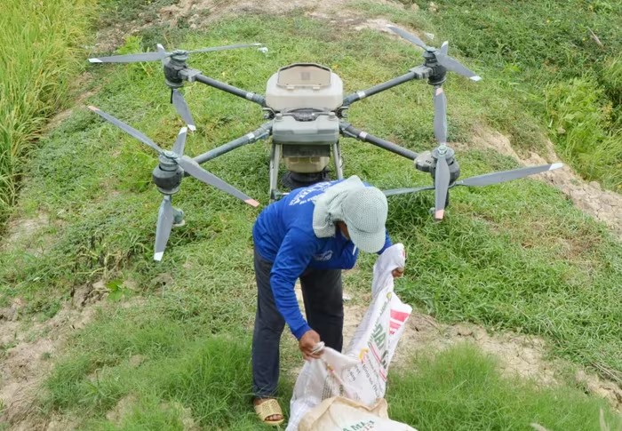 Nông dân phun thuốc bằng drone