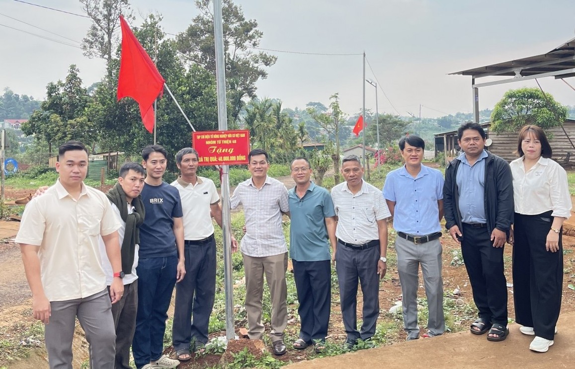 hanh trinh y nghia thap sang duong que va thap sang vung bien tai lam dong