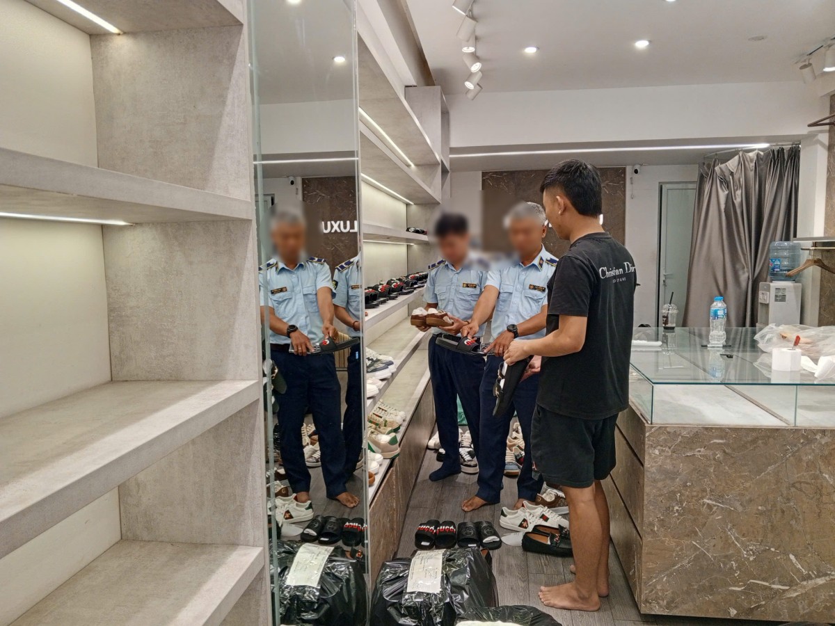 Hà Nội: Phát hiện cửa hàng kinh doanh 140 sản phẩm thời trang giả mạo thương hiệu