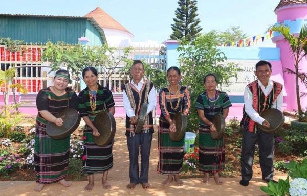 Vợ chồng già giữ nhịp chiêng nơi biên giới