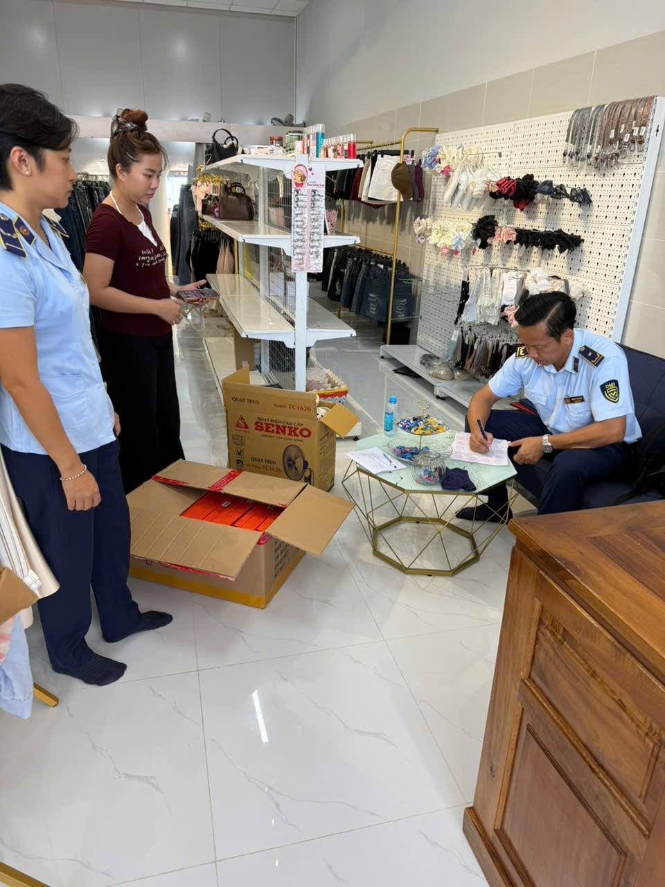 Đồng Nai: Phát hiện, tạm giữ hàng chục sản phẩm nghi giả mạo nhãn hiệu nổi tiếng