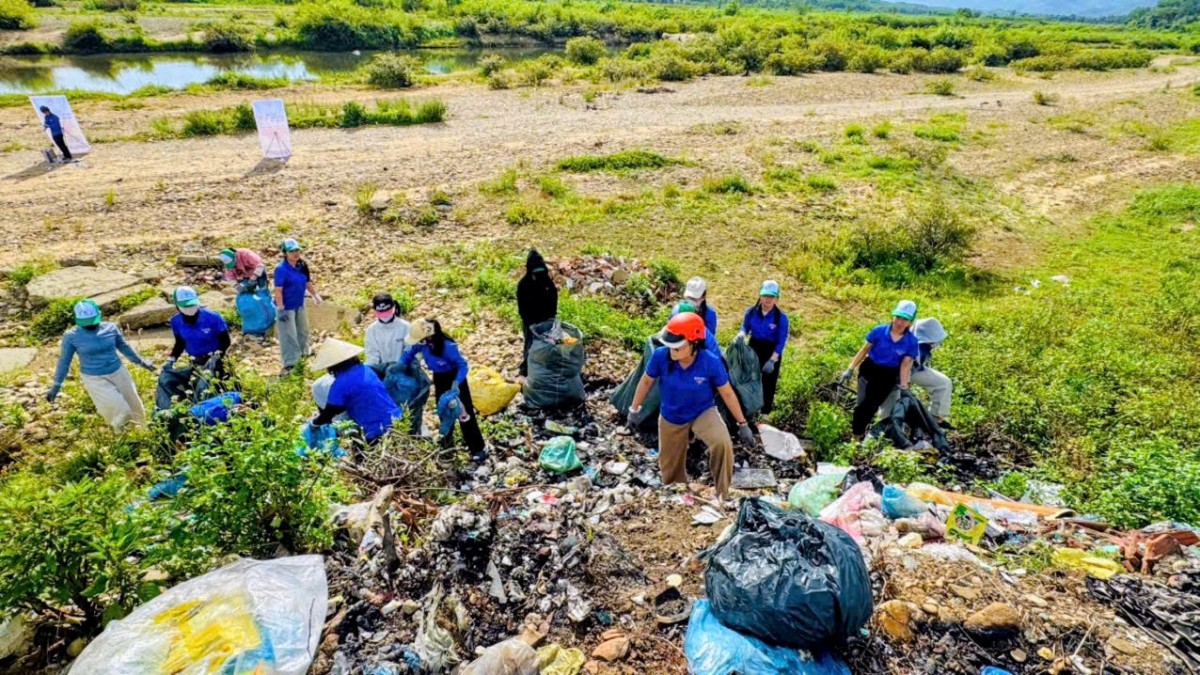 Xã Trà Liên (Đà Nẵng): Sôi nổi ra quân hưởng ứng Ngày Môi trường Thế giới 2026