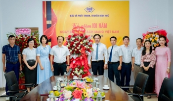 Chủ tịch UBND thành phố Huế thăm và chúc mừng các cơ quan báo chí nhân ngày 21/6